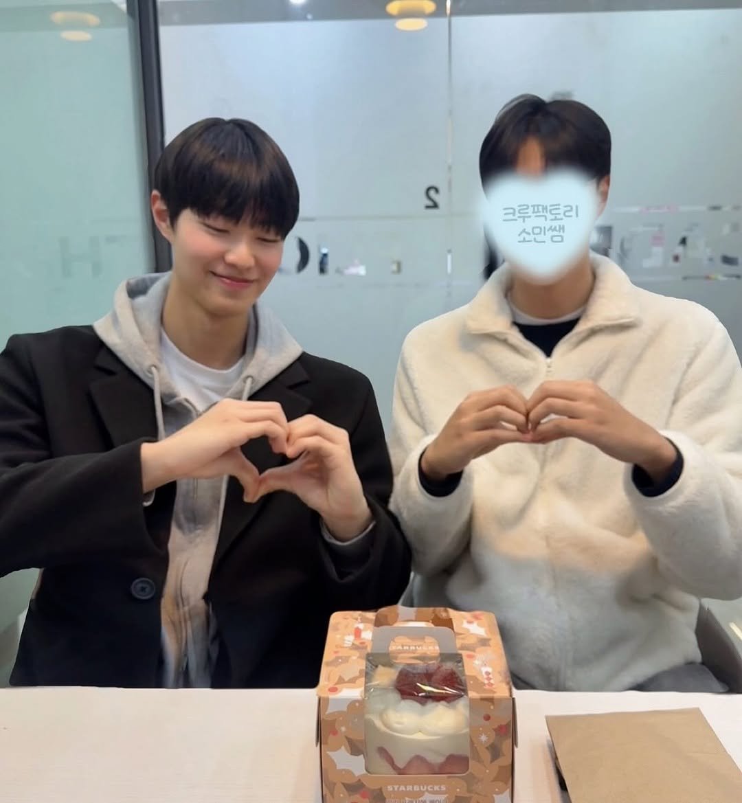 Photo by 크루팩토리 승무원학원 소민쌤 | 인하공전 한서대 항공과입시 on December 02, 2025. May be an image of one or more people, bangs, heart and text.