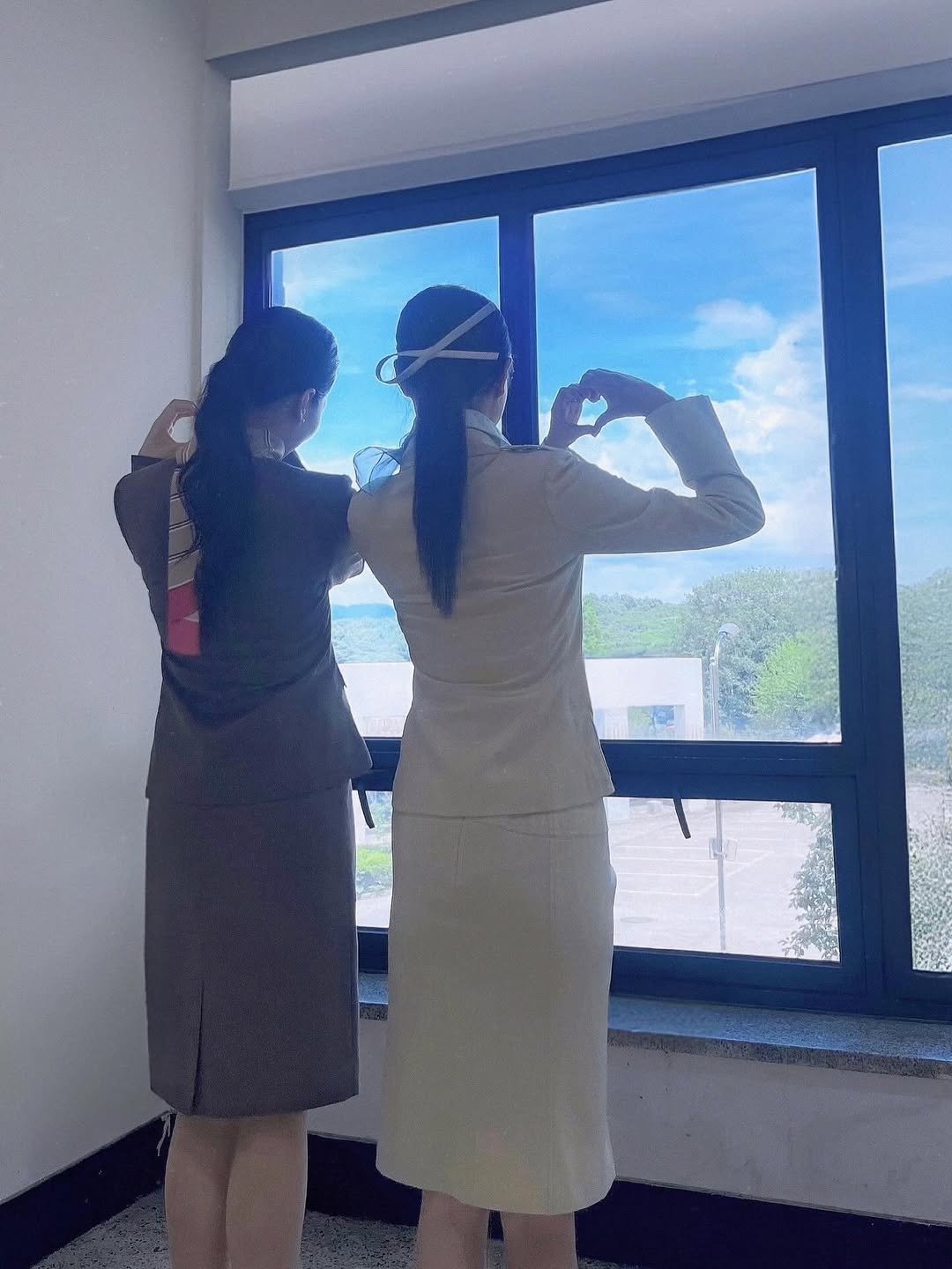 Photo by 크루팩토리 승무원학원 소민쌤 | 인하공전 한서대 항공과입시 in 크루팩토리 승무원학원. May be an image of standing, headscarf and text.