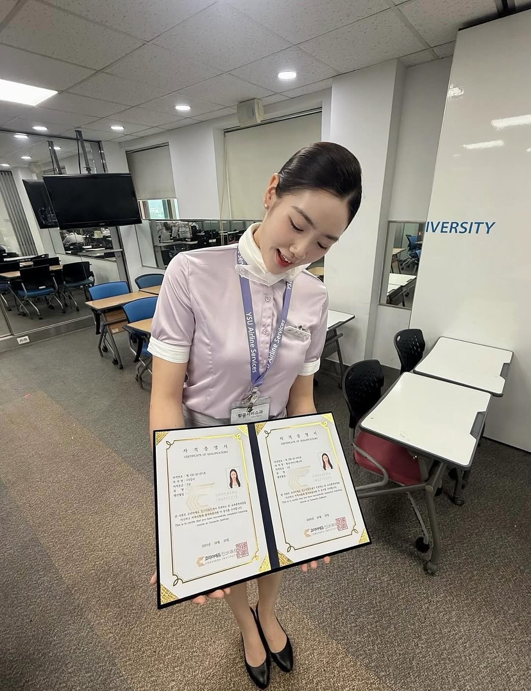Photo by 크루팩토리 승무원학원 소민쌤 | 인하공전 한서대 항공과입시✈️ in 크루팩토리 승무원학원. May be an image of 1 person, studying, clipboard and text.
