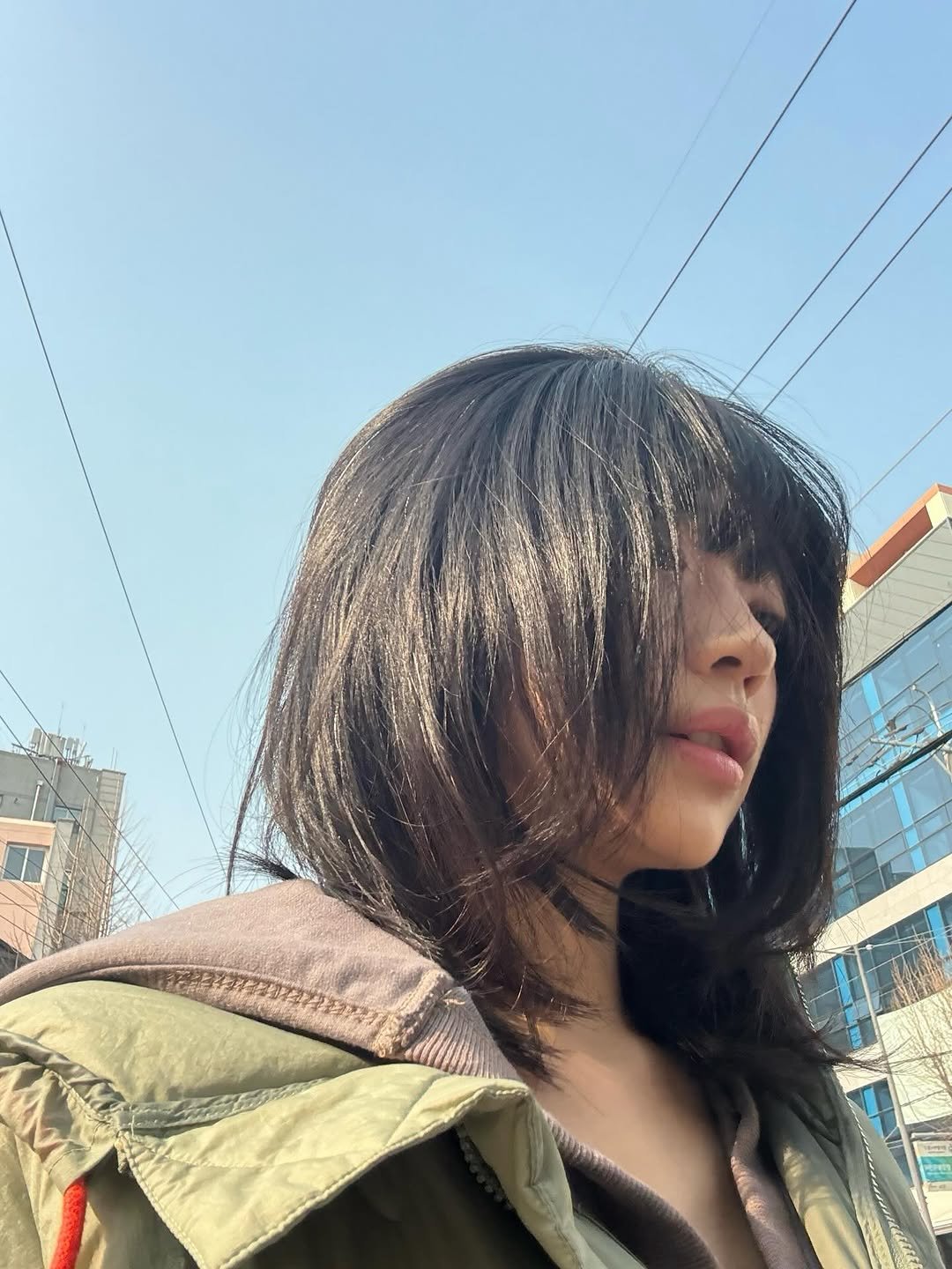 Photo by 신다현 on January 15, 2026. May be a selfie of one or more people, hair, jacket, parka, outdoors and text.