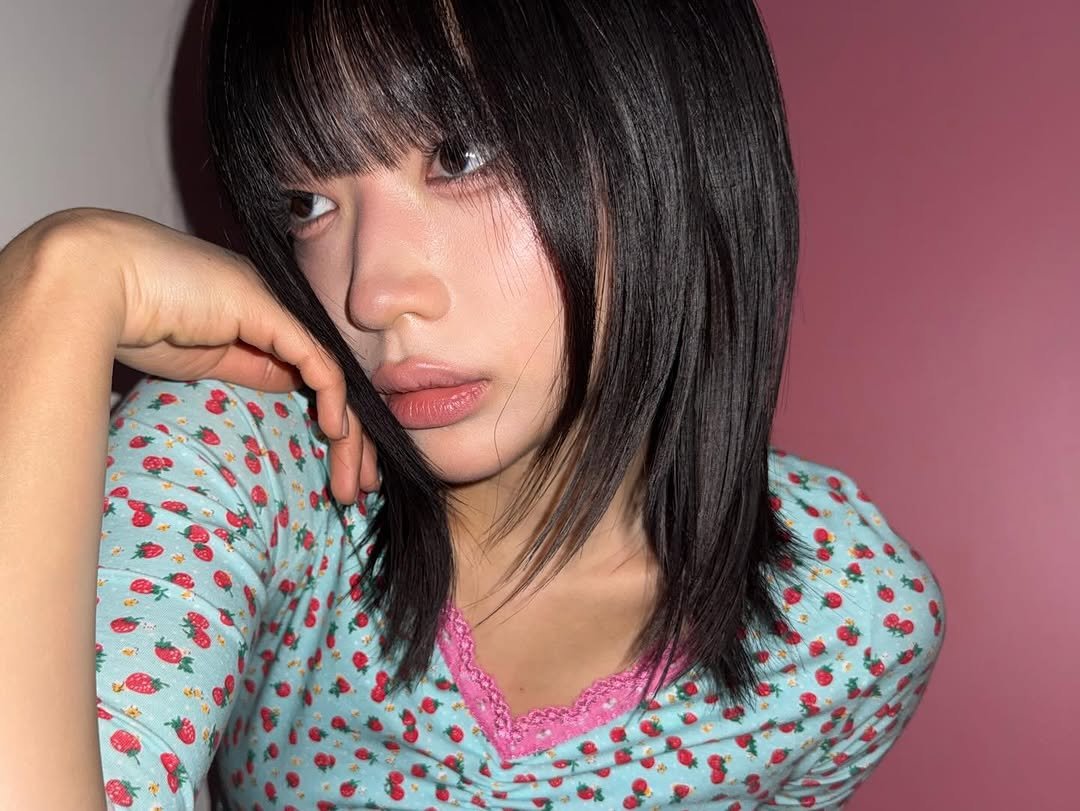 Photo by 신다현 on February 03, 2026. May be a closeup of one or more people, bangs, makeup, sleepwear and text.