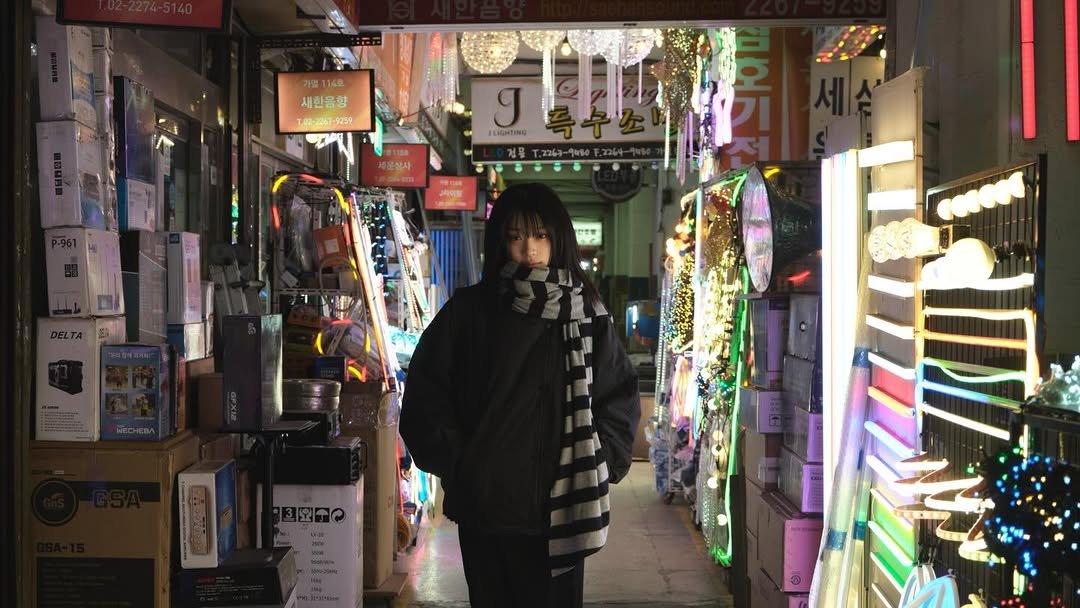 Photo by 신다현 on February 15, 2026. May be an image of duffle coat, street and text.