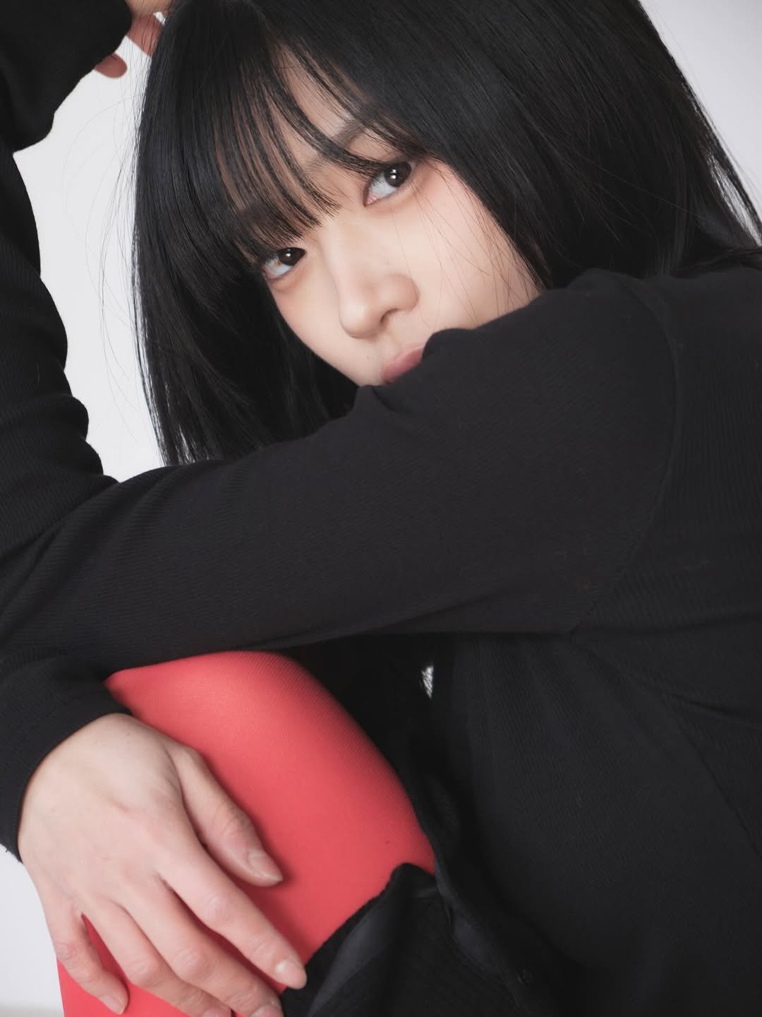 Photo by 신다현 on February 09, 2026. May be an image of one or more people, hair, makeup, turtleneck and text.