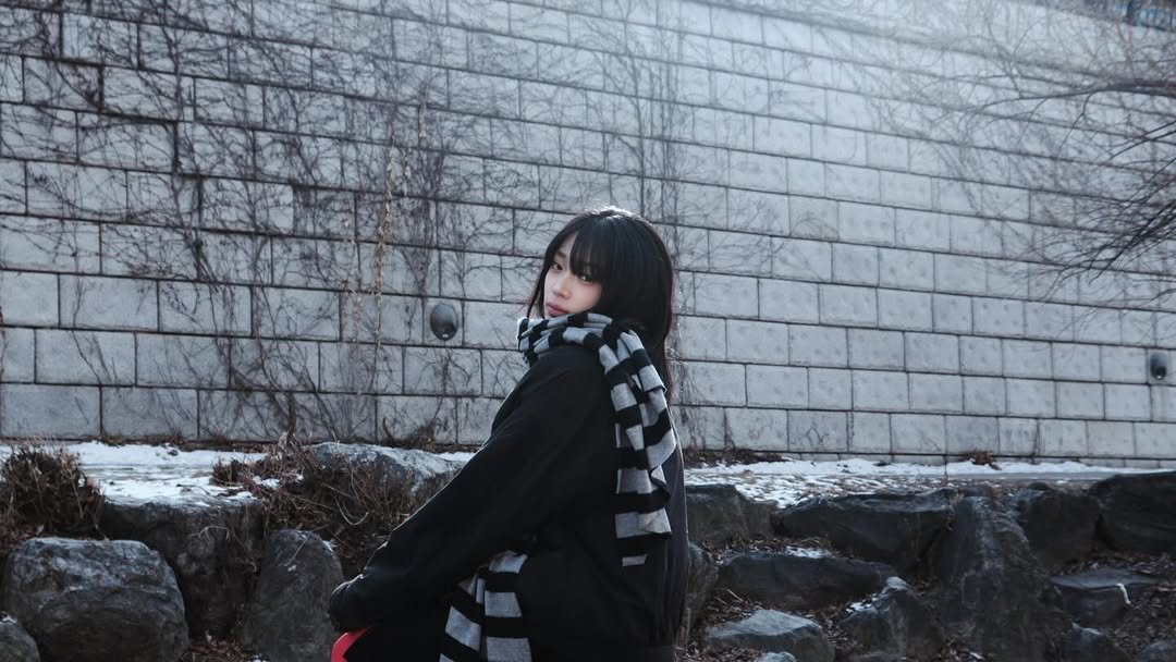 Photo by 신다현 on February 19, 2026. May be an image of duffle coat, parka, cloak, cardigan, jacket, street and text.