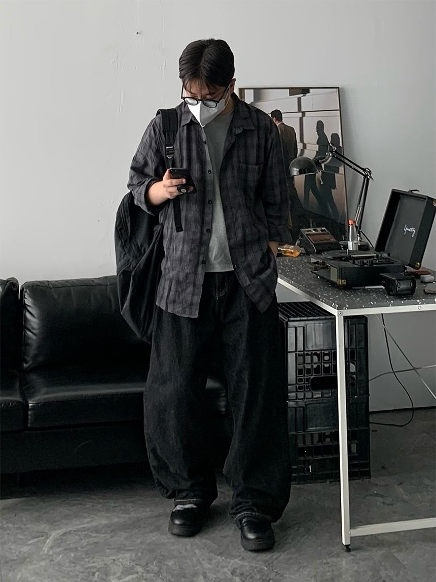 Photo by 클로종 on September 07, 2025. May be an image of 1 person, duffle coat and overcoat.