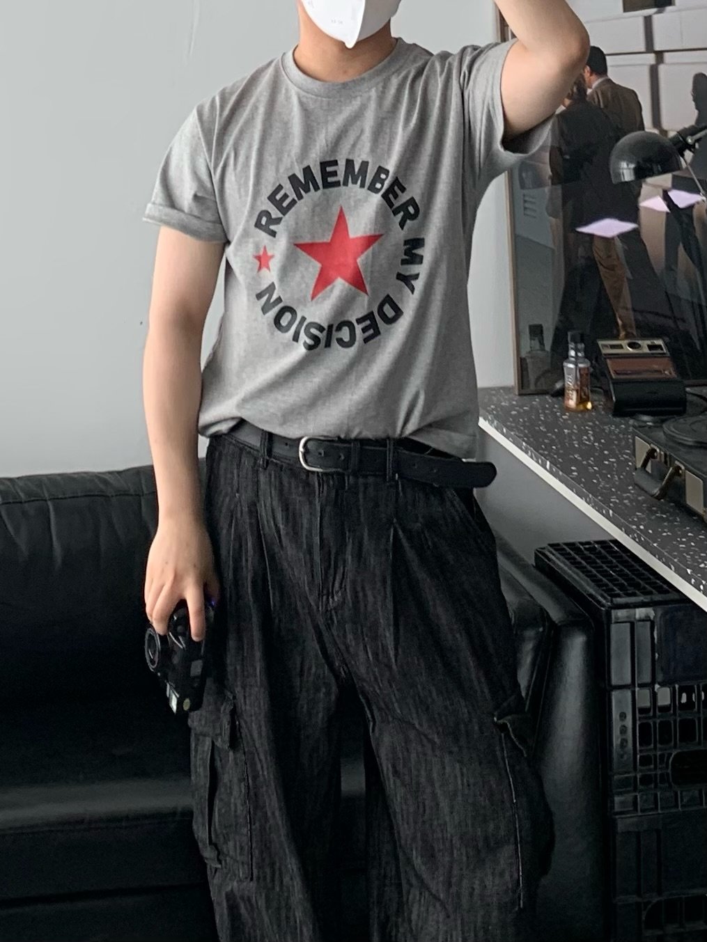 Photo by 클로종 | 남자쇼핑몰 | 바지맛집 | 체형보완 on April 25, 2026. May be an image of top, sweatpants and text that says 'REMEMO EMB REM SOIS NOSIO SOIS'.