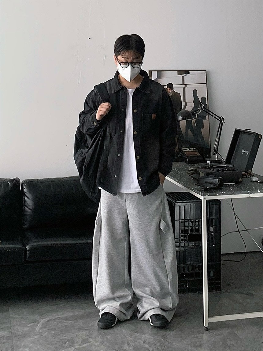 Photo by 클로종 on September 06, 2025. May be an image of 1 person, overcoat and duffle coat.
