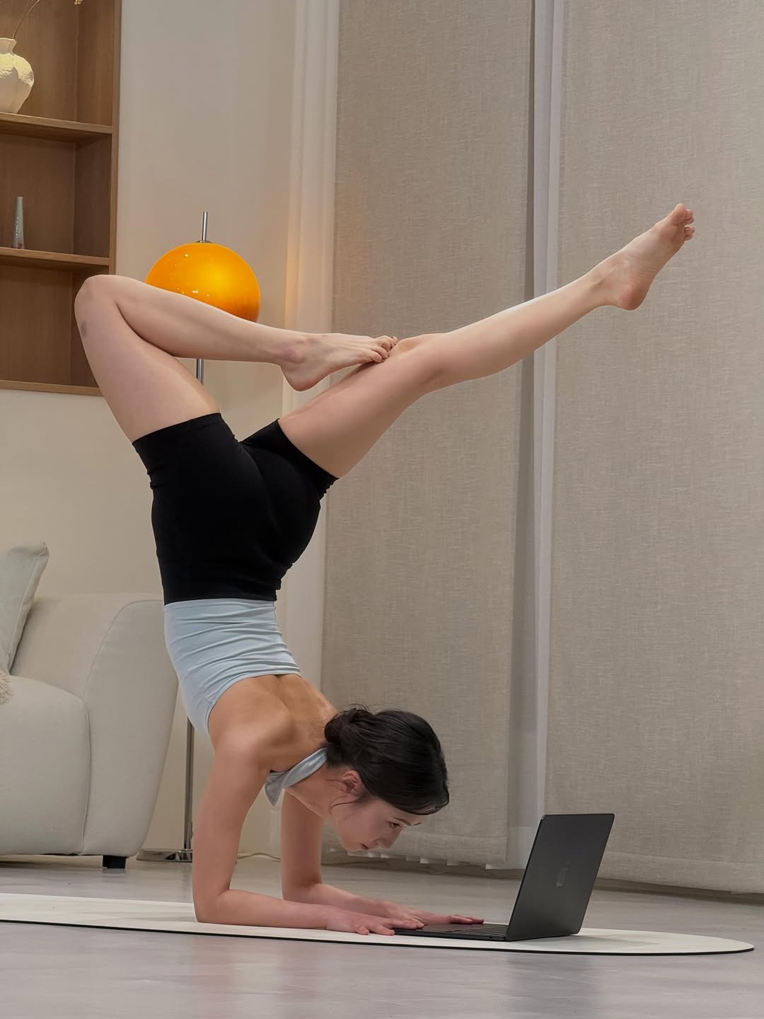 crystal__yoga 게시물 이미지: 노트북 하는 방법 😏🤍

#요가 #yoga #핀차마유라사나...