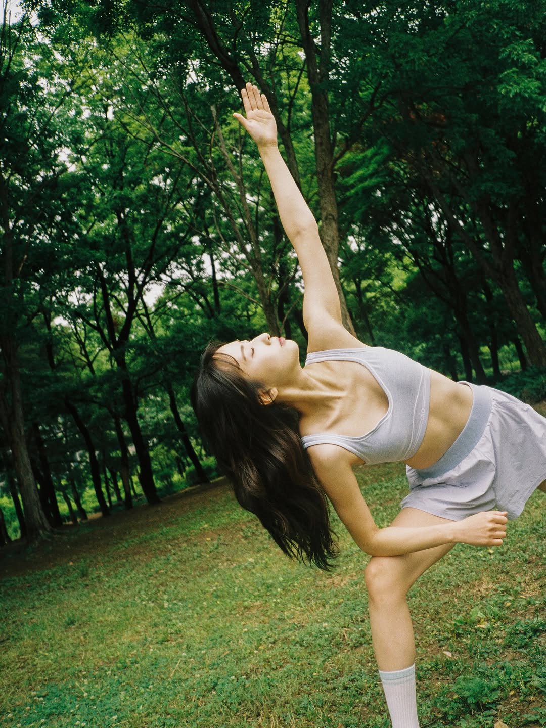 crystal__yoga 게시물 이미지: @_momerang 작가님이 필름으로 찍어주신..💚
나 여름 좋아하네…

요가복은...