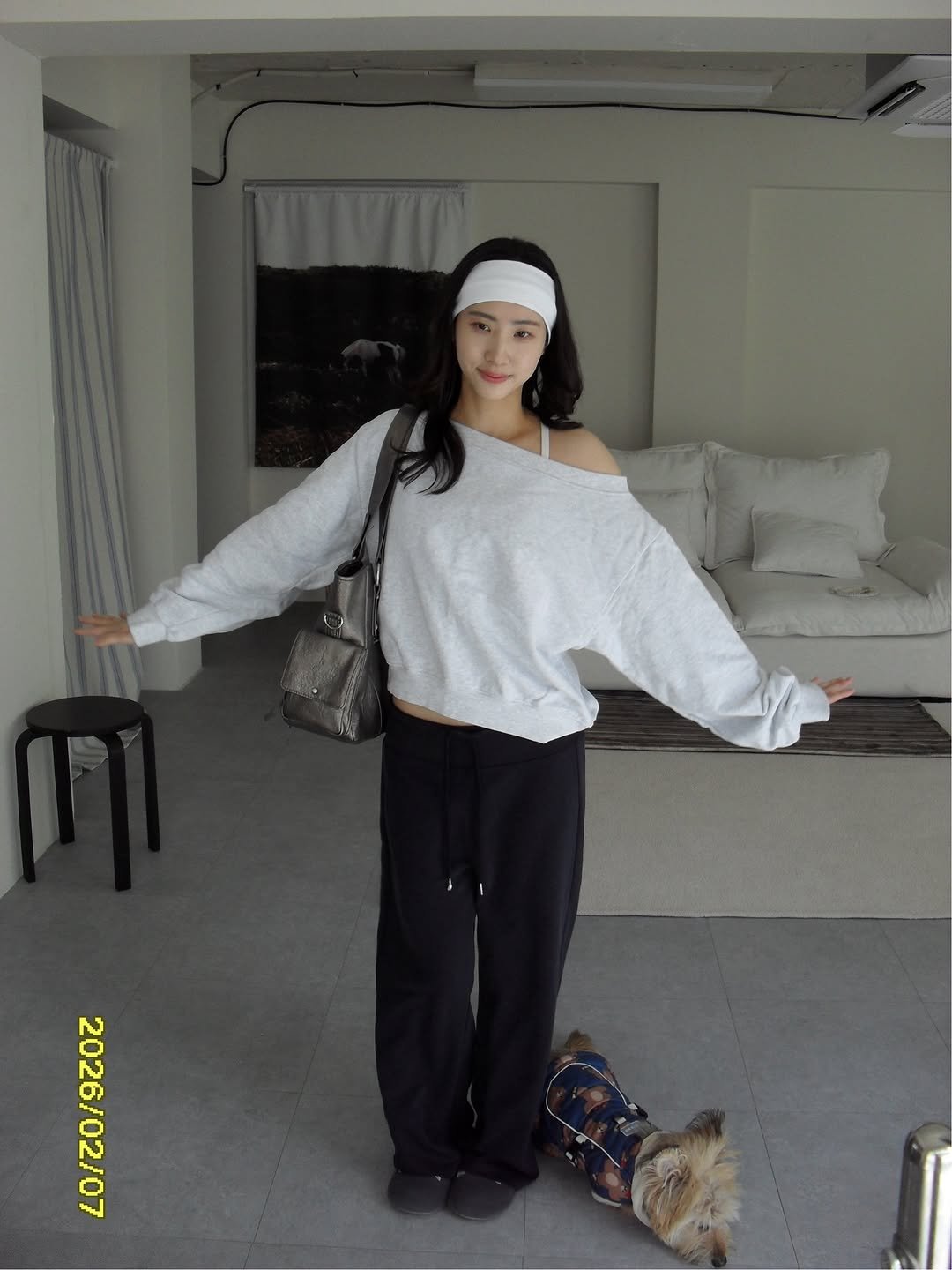 Photo by 크리스탈요가💎 이수정 on February 10, 2026. May be an image of sweatpants, top, sweatsuit, sweatshirt, headscarf, sling and text.