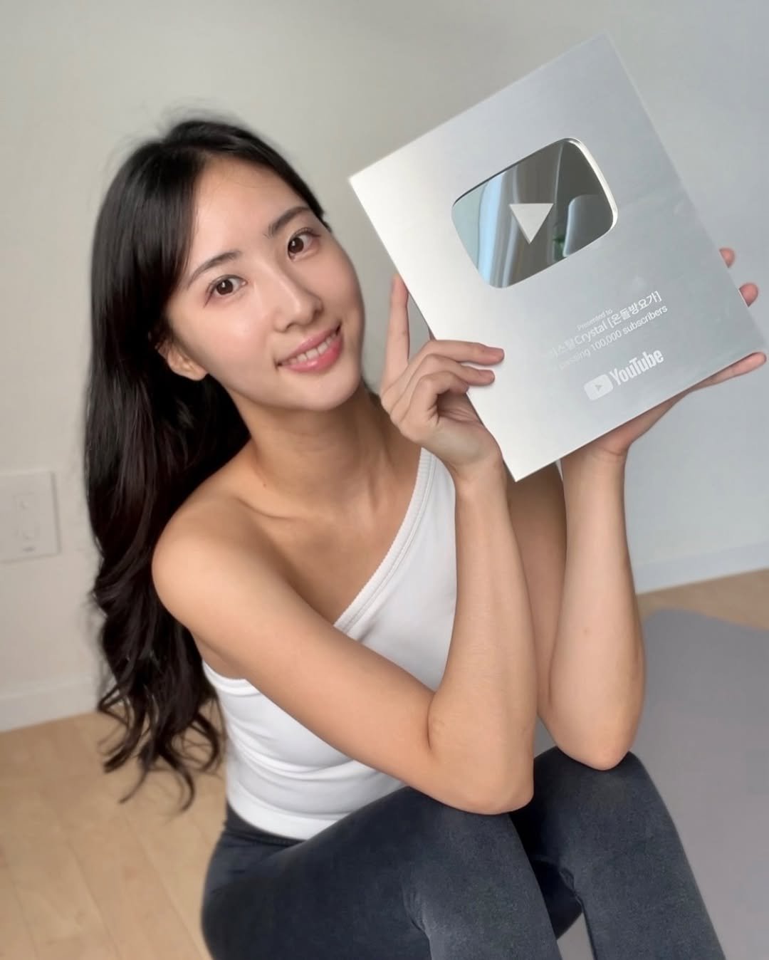 유튜버이자 요가강사 크리스탈이 실버버튼을 들고 셀카를 찍고 있다.