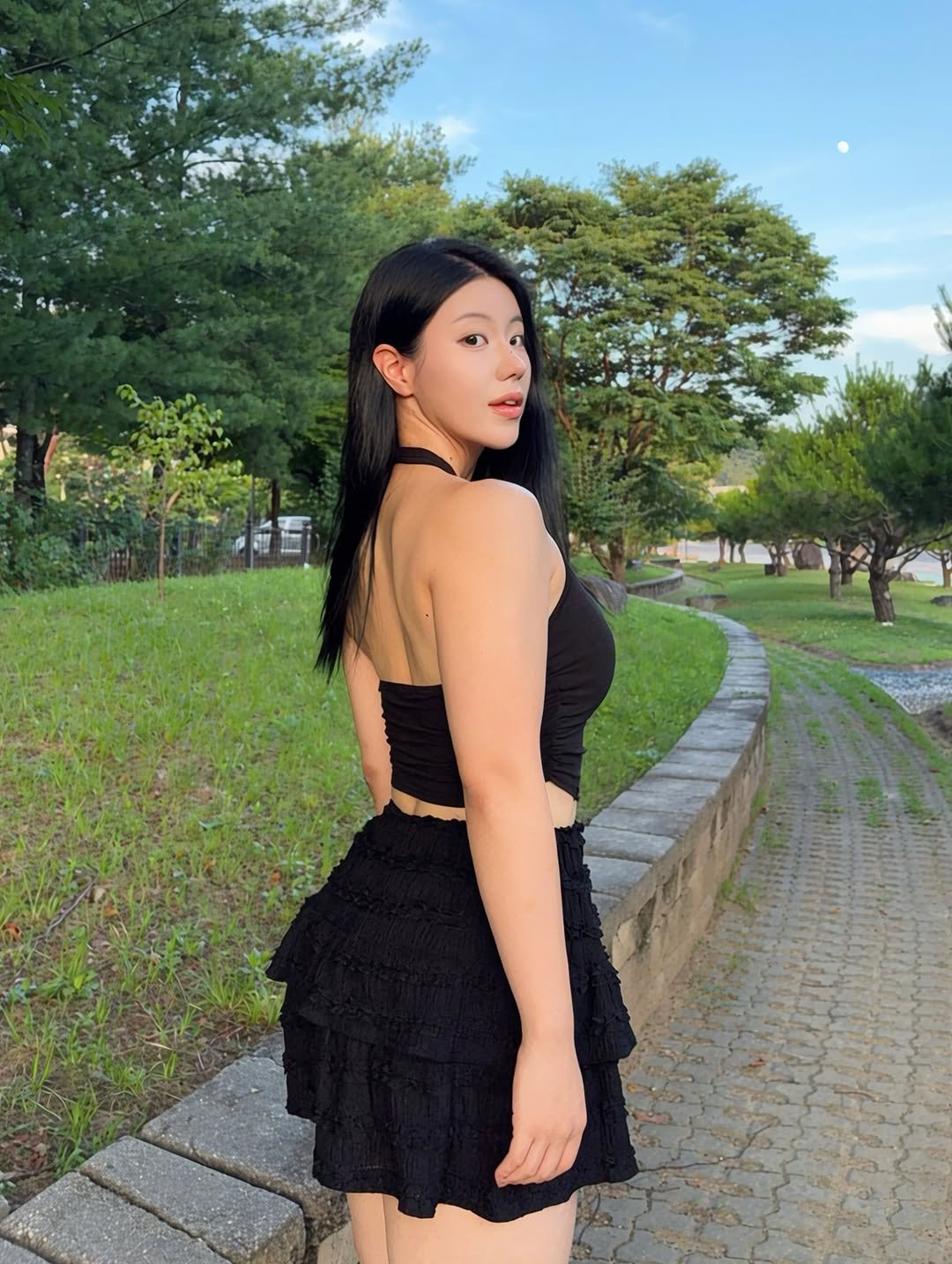 ctrl_yeon_ 게시물 이미지: 더워진 날씨에 홀터넥이 빠지면 섭섭하지🥵

1년에 한 번 입을까 말까 하는 짧은...
