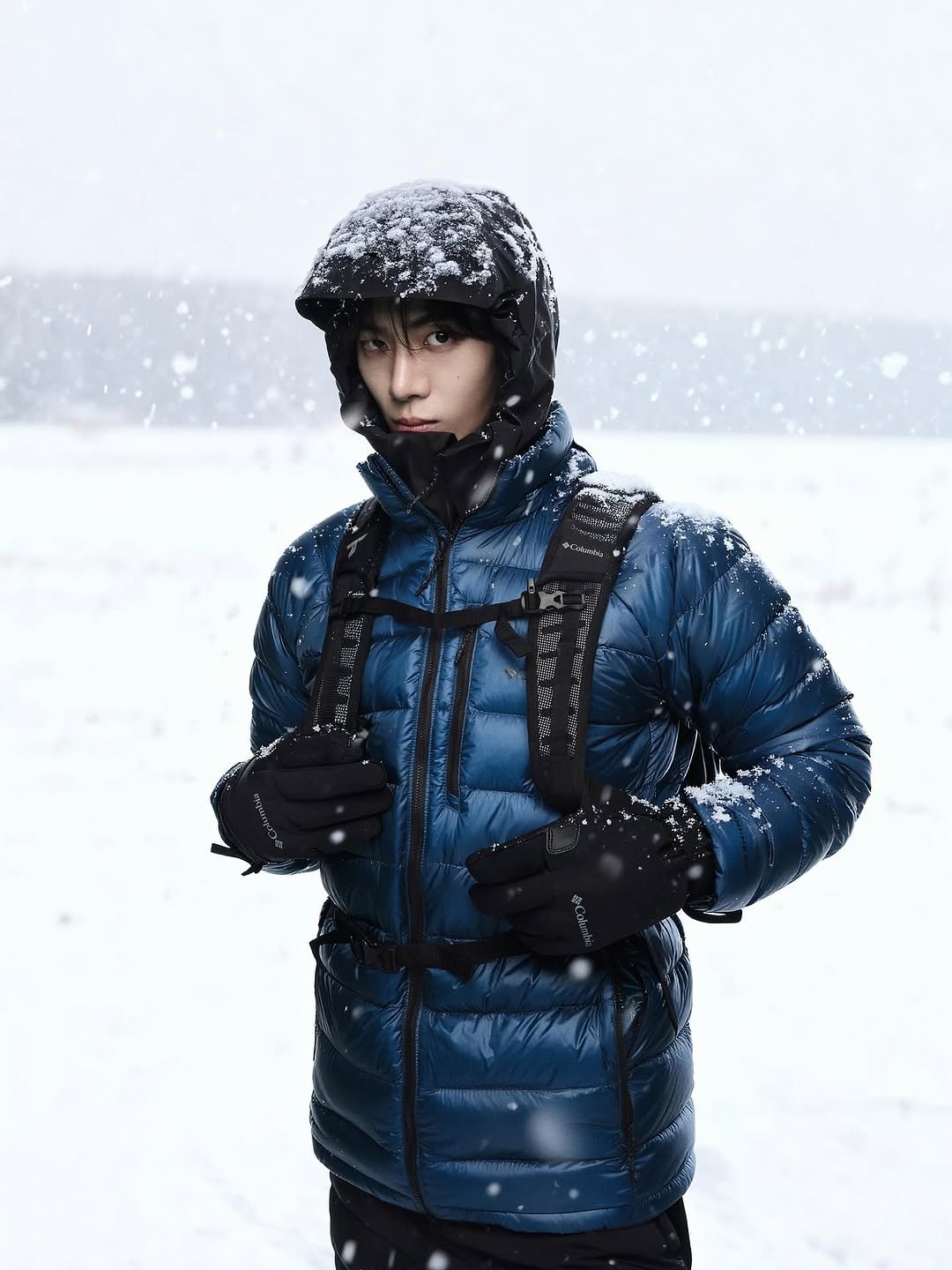 Photo shared by 추영우 on October 24, 2025 tagging @f22lmin, @aluu_miyoung, @aluu_jinhee, and @columbia_kr. May be an image of duffle coat, goosedown coat, raincoat, parka, snowsuit, snow and text.