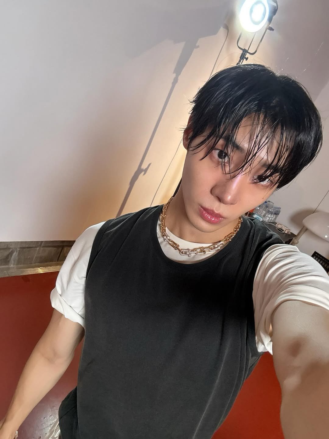 Photo by 추영우 on September 26, 2025. May be an image of one or more people, bangs, bolo tie, top and text.