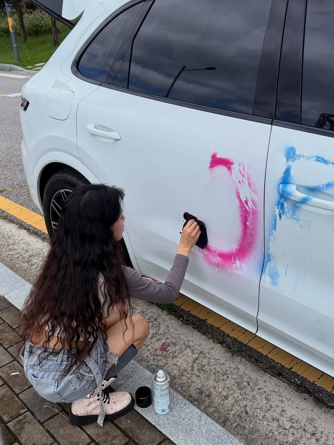 Photo by 구래커플 [CuRe couple] on September 28, 2025. May be an image of 1 person, car, minivan, wheel and text.
