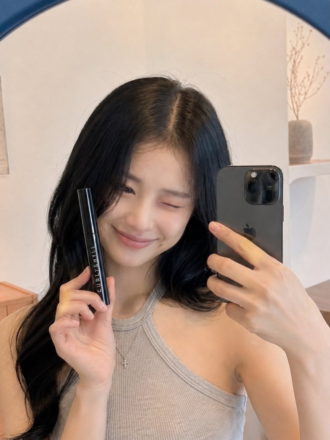 cutehyon_ 게시물 이미지: @curlyshyll_official 에서 신제품
픽스 업 헤어 마스카라...