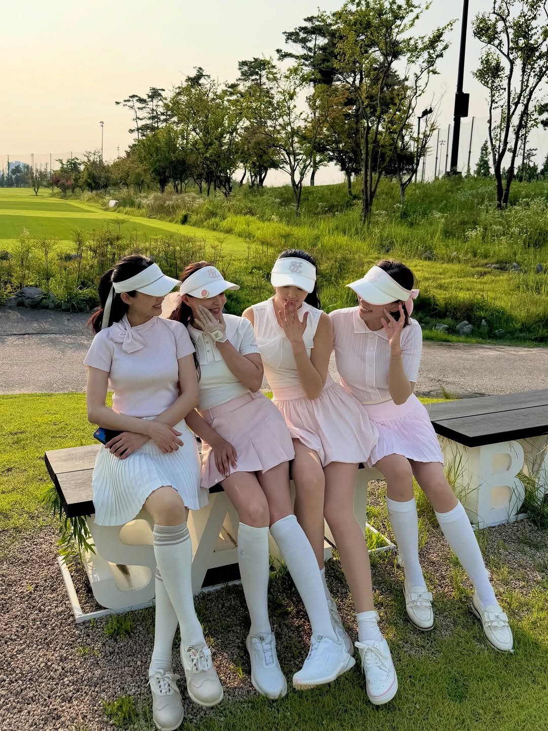 cutehyon_ 게시물 이미지: .
함께라 더 즐거웠던 Golf day ⛳️🤍

스윙도 남기고, 웃음도...