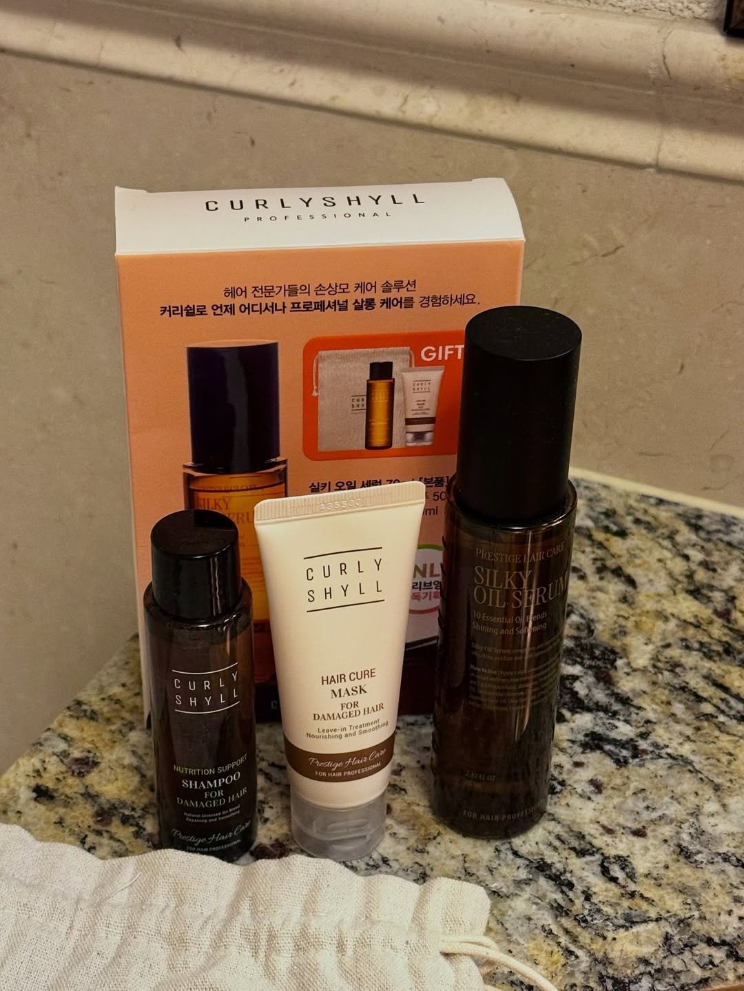 Photo shared by 💗큐트셔니 on March 29, 2026 tagging @curlyshyll_official. May be an image of one or more people, makeup, fragrance, hair product, perfume, lotion, hand cream and text that says 'CURLYSHYLL 헤어 헤어진문가들의손상모케어습루선 전문기 들의 손상모 케어 솔루션 커리쉴로 언제 어디서나 프로페셔널 살릉 케어를 경험하세요. GIFT 田 CURLY R C Y SHYLL S HAIR CURE MAS MAS DAMAGEDHA AE DHAER HAE AMAGEDI Nouishinga Ltnse-HTreaiaenv Leave-T'.