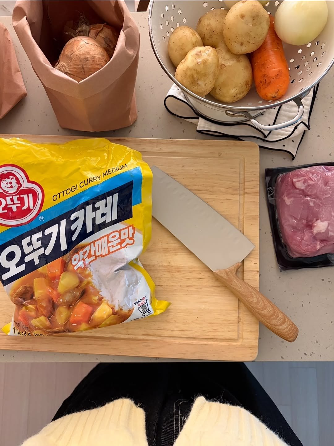 Photo by 채영 on April 25, 2026. May be an image of tofu, egg, stew, potato and text that says 'OTTOGICURRYMEDIUM CURRY MEDIUM 오뚜기카레 오뚜기가데 약카새운맛 약간매운맛 フ R 便.ae 愛. GLANER'.
