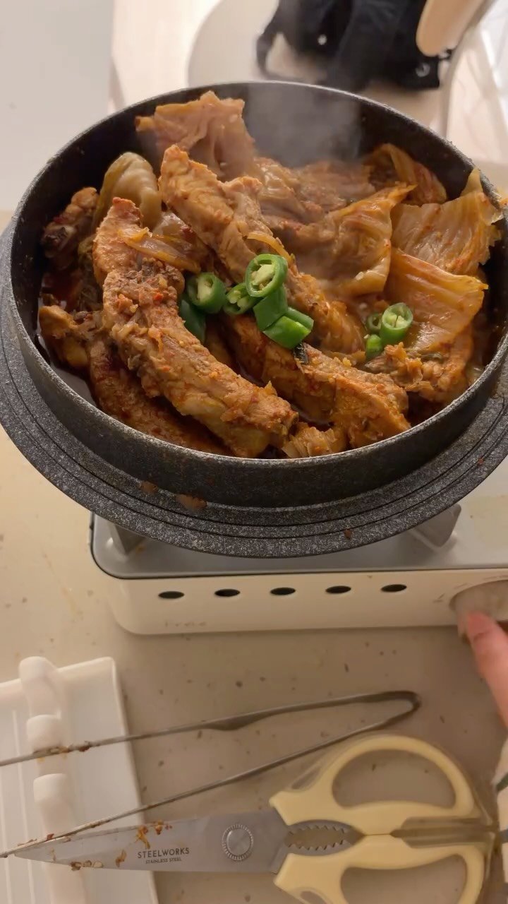 cwood_room 게시물 이미지: 열일후 집밥 묵은지 잔뜩 넣은 들기름 등갈비찜 끓이기🏡🍖