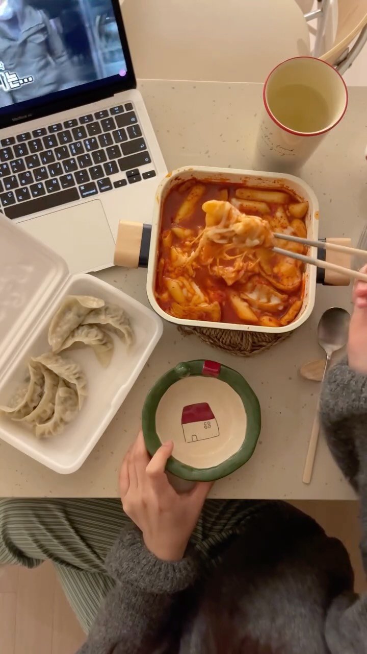 cwood_room 게시물 이미지: 연말 외출후 엽떡 밀키트로 힐링하는 집순이일상🏡

밖에서 맛있는 거 잔뜩 먹고...