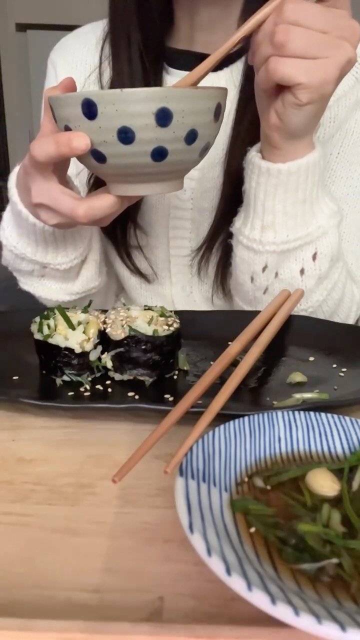 cwood_room 게시물 이미지: 겨울달래로 #달래김밥 싸고 된장국 끓이는 집순이브이로그🥣