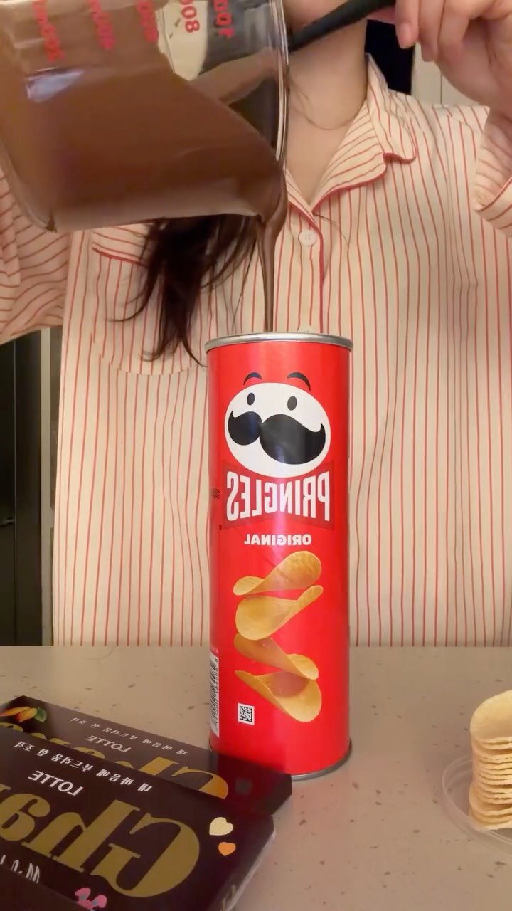 cwood_room 게시물 이미지: 야밤에 프링글스 초코블럭 만들기 .. 🥔🍫

해외에서 유행중인 프링글스초콜릿...