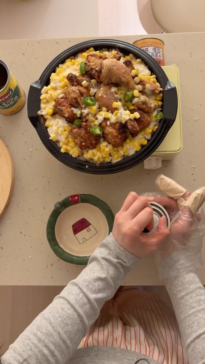 cwood_room 게시물 이미지: 오늘의 야식! 지글지글 콘치즈 누룽지통닭 만들기..🍗🌽🧀