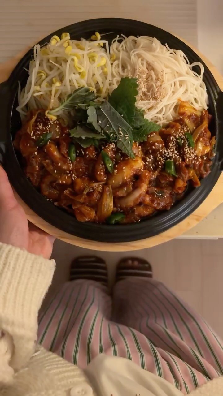 cwood_room 게시물 이미지: 매콤한 낙지볶음에 소면🐙 그리구 .. 낙지덮밥으로 마무리🍚

#낙지볶음...