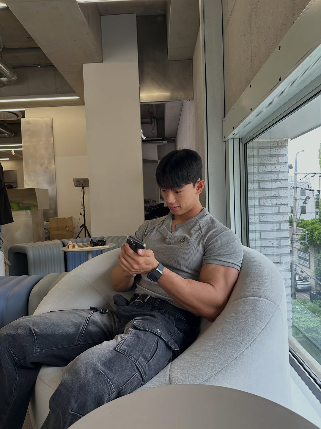 cxanyy_ 게시물 이미지: 사복은 참 어색해
옷입을 줄 모르는 나도 이렇게 만들어주는 카미드 상하의⚜️

👕:...