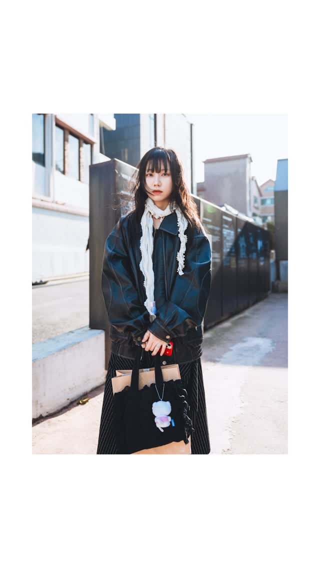 cy___jo 게시물 이미지: 고민될 땐 고민하지 마세요🖤🩶🤍

#패션 #서울 #안국 #오오티디 #일상패션