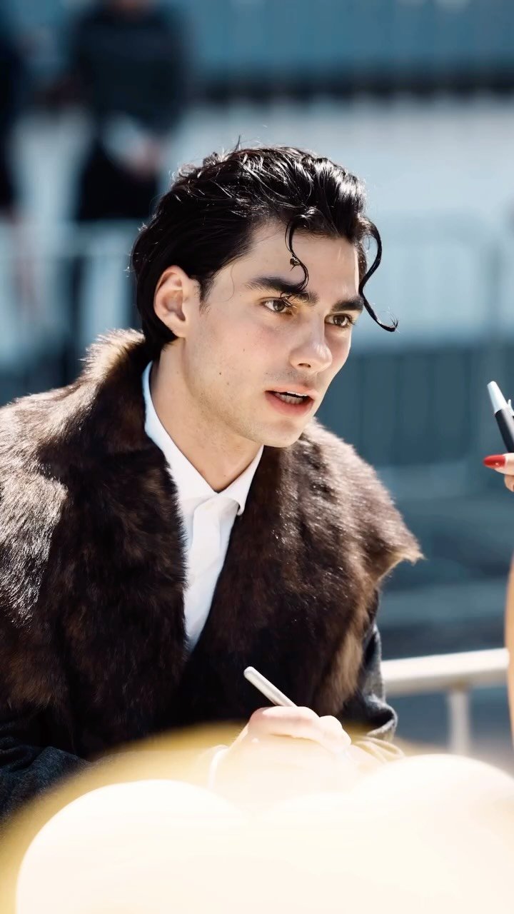 cy___jo 게시물 이미지: 핫가이 제이콥🤴

밀라노 패션위크 토즈쇼가 마무리되고 거리에서 만난 제이콥...