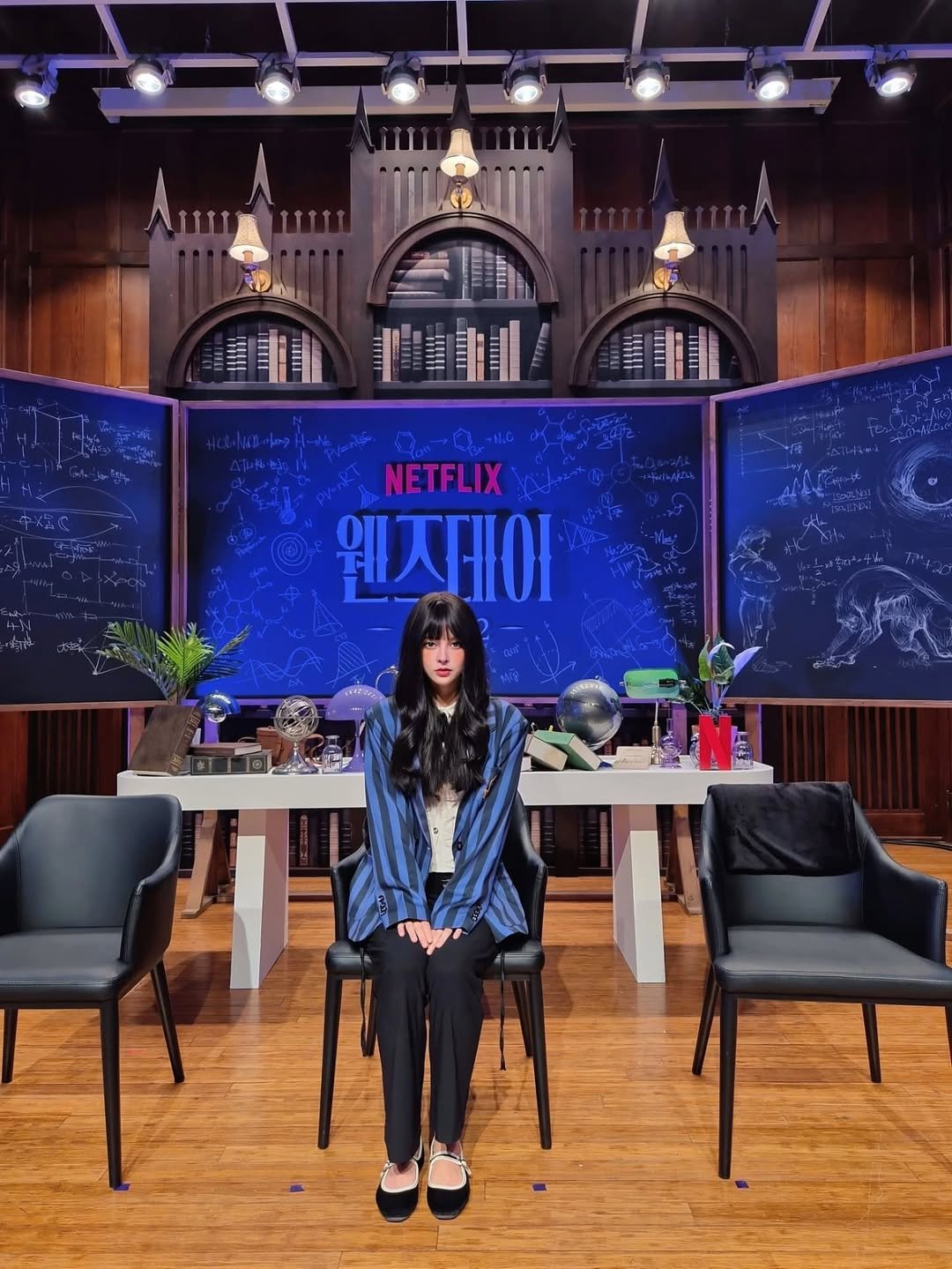 #Advertisement #Netflix #Wendsday 2
⠀
Netflix series <Wendsday 2>, which returned darker and stronger.
Director Tim Burton, Jenna Ortega, and Emma Myers are in Korea!?
Yesterday, I came to GV's 'Wendsday Introductory Classroom' in Korea😆✨️
Before the start of GV, I did missions in various experience zones.
Coffee (wine juice), bread, and Nevermore Academy uniforms are also presented as gifts. 🎁
It's just... light... Wednesday 2... God... Netflix... 🙏❤️
And again!! The part that I felt was full of sense.
They prepared all the real-time simultaneous interpreters according to the number of people😳
I wondered if the interpreter would be there for me to translate.
You can fill it up for an hour without that term and listen to the story of "Wendsday 2".
The world is comfortable and beneficial happiness. It's so good😍🥰
Wednesday Introductory Classroom, which lost track of time👍
Netflix series <Wendsday 2>, which will be released on Wednesday, September 3rd!!
I'm excited. Before coming out❤️ I have to go straight on Wednesday~❤️
⠀
⠀
⠀
⠀
⠀
⠀
⠀
#Wendsday Season 2 #Team Button #Genaortega #Emyers
#Wednesday #Wednesdayseason2 #jennaortega #emmamyers #timburton #netflix #gv #Netflix Recommendation