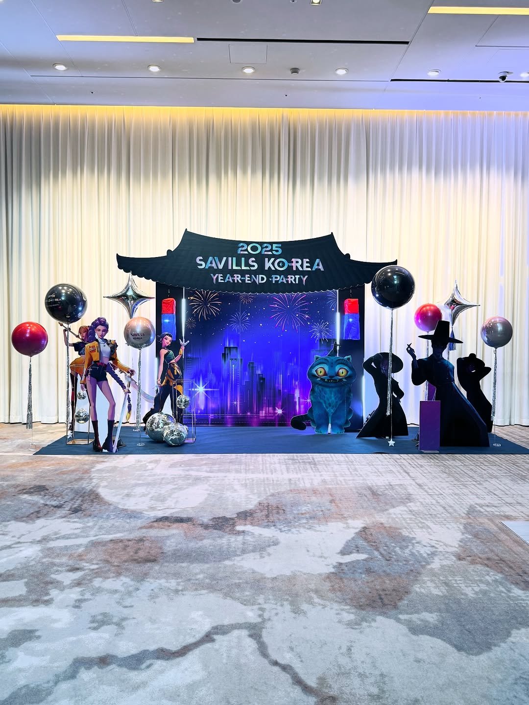 Photo by 디매진(D'MAGIN) | 포토존제작 & 행사공간연출 on December 29, 2025. May be an image of lighting, balloon, dais and text that says '2025 SAVILLS KO SAVILLSKO-REA REA YEAR-END YEAR-END-PARTY PARTY'.