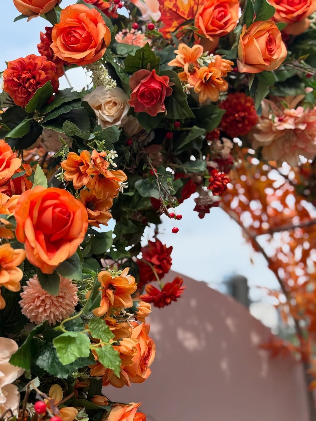 Photo shared by 라바뜨플라워 RABATTE FLOWER on September 24, 2025 tagging @d.magin_official, and @plein_planning. May be an image of flower arrangement, rose and text.