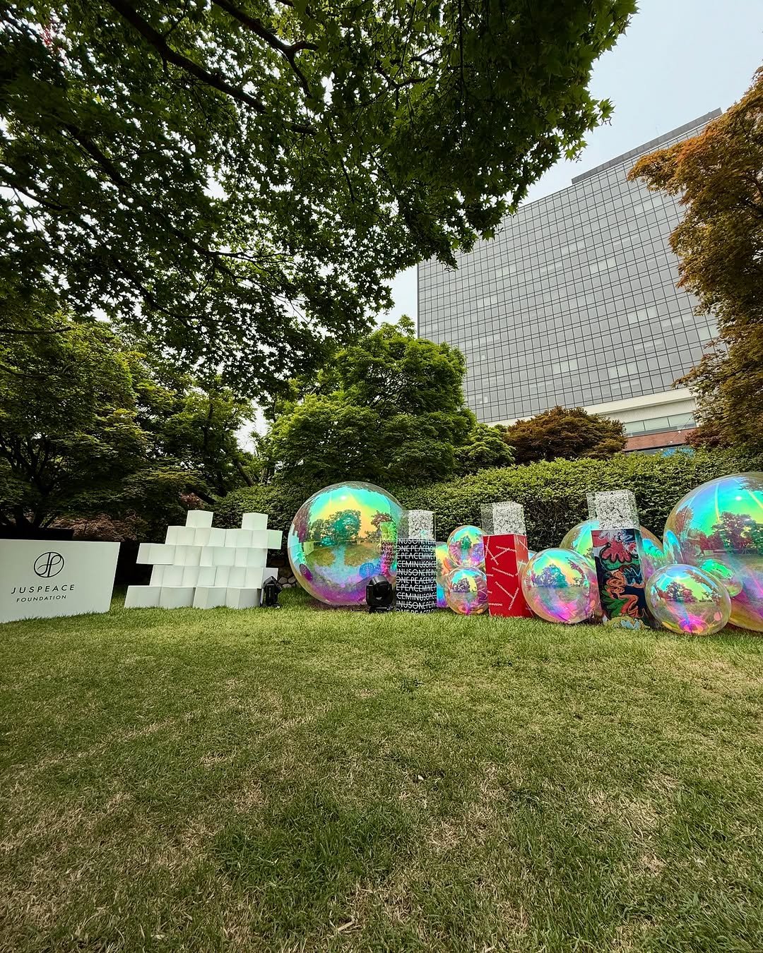 Photo by 디매진(D'MAGIN) | 포토존제작 & 행사공간연출 on June 20, 2025. May be an image of beach ball, balloon and text.