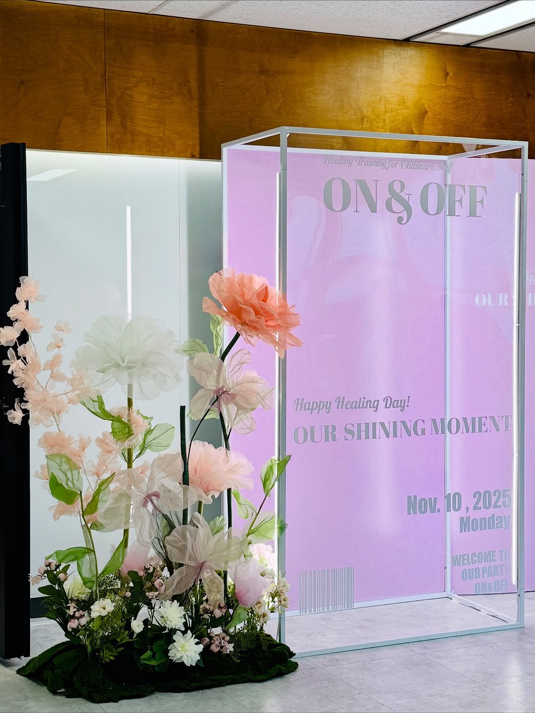 Photo by 디매진(D'MAGIN) | 포토존제작 & 행사공간연출 on November 24, 2025. May be an image of flower arrangement, display case, baby's-breath, rose and text that says 'Healing Tratnungjor wicainginanungjer.Chaldcavrei Chutatare: ONS OFF OUR OUR Happy Healing Η Day! OUR SHINING RSHININGMOMENT MOMENT Nov. Nov.10, 10 2025 Monday WELCOME TO OURPART OURP ON&0F1'.