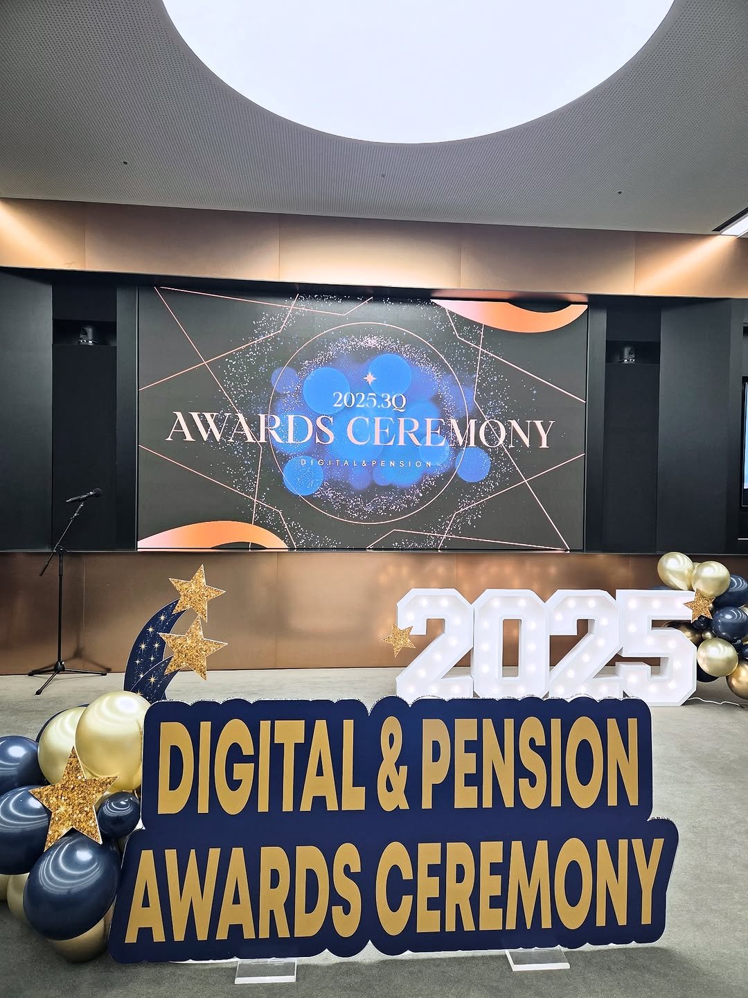 Photo by 디매진(D'MAGIN) | 포토존제작 & 행사공간연출 on November 17, 2025. May be an image of ‎screen, balloon, banner, dais, office and ‎text that says '‎2025.30 AWARDSCEREMONY AWARDS CERE CEREMONY MONY CATALAPENSION ام 2025 DIGITAL & PENSION AWARDS CEREMONY‎'‎‎.