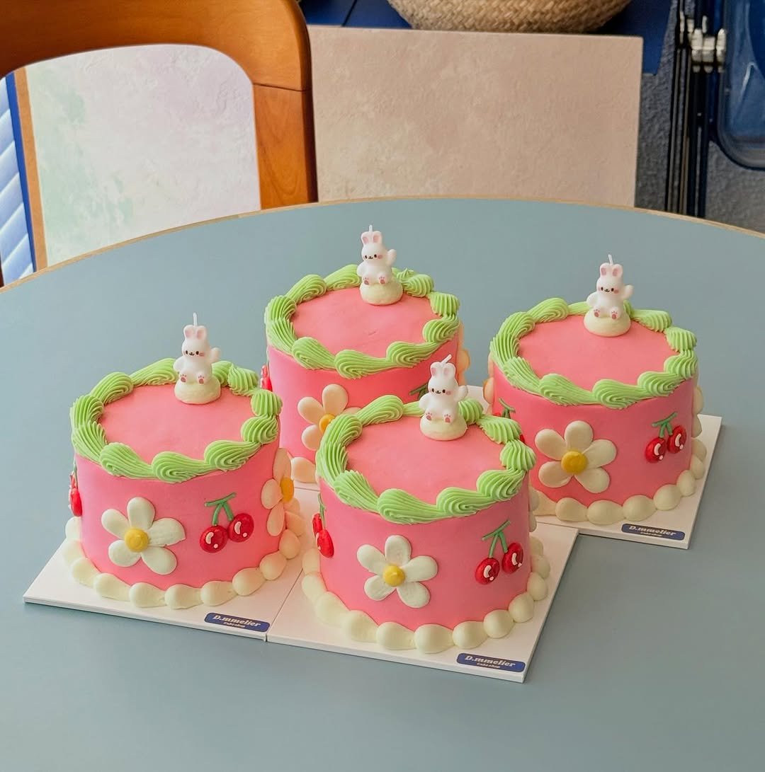 Photo by 수원 행궁동 케이크 디믈리에 in 행궁동. May be an image of cake and text.