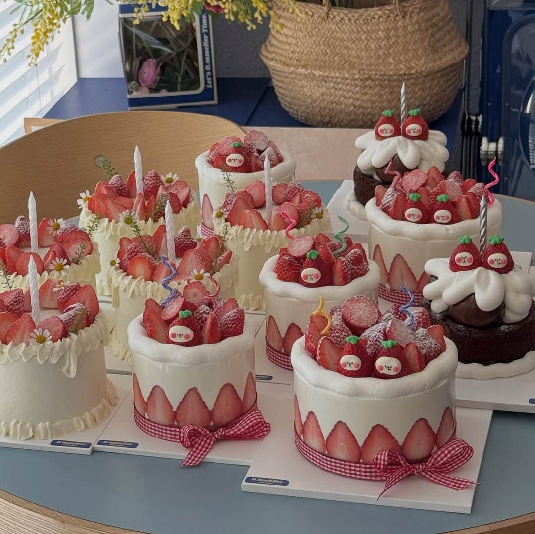 Photo by 수원 행궁동 케이크 디믈리에 on February 20, 2026. May be an image of chiffon cake, strawberry, candle, fruitcake and text.