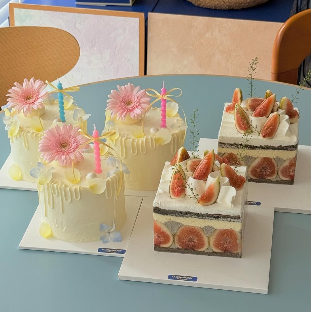 Photo by 수원 행궁동 케이크 디믈리에 on September 21, 2025. May be an image of cake, fruitcake, prairie gentian and text.
