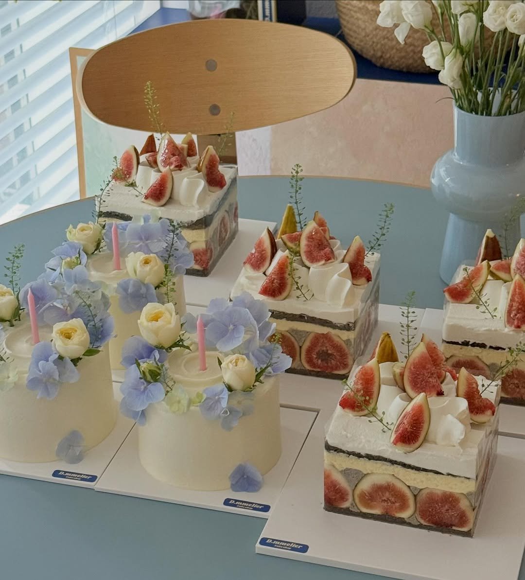 Photo by 수원 행궁동 케이크 디믈리에 on September 27, 2025. May be an image of fig, chiffon cake, fruitcake, prairie gentian and text.