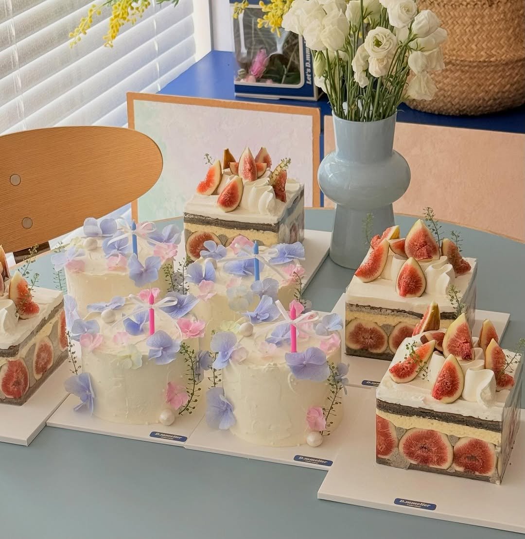 Photo by 수원 행궁동 케이크 디믈리에 on September 25, 2025. May be an image of strawberry, wedding cake, prairie gentian and text.