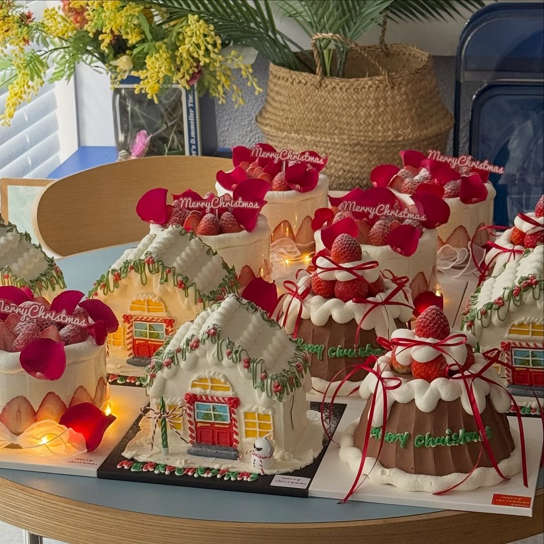 Photo by 수원 행궁동 케이크 디믈리에 on December 23, 2025. May be an image of napkin ring, cake, gingerbread cookie and text.