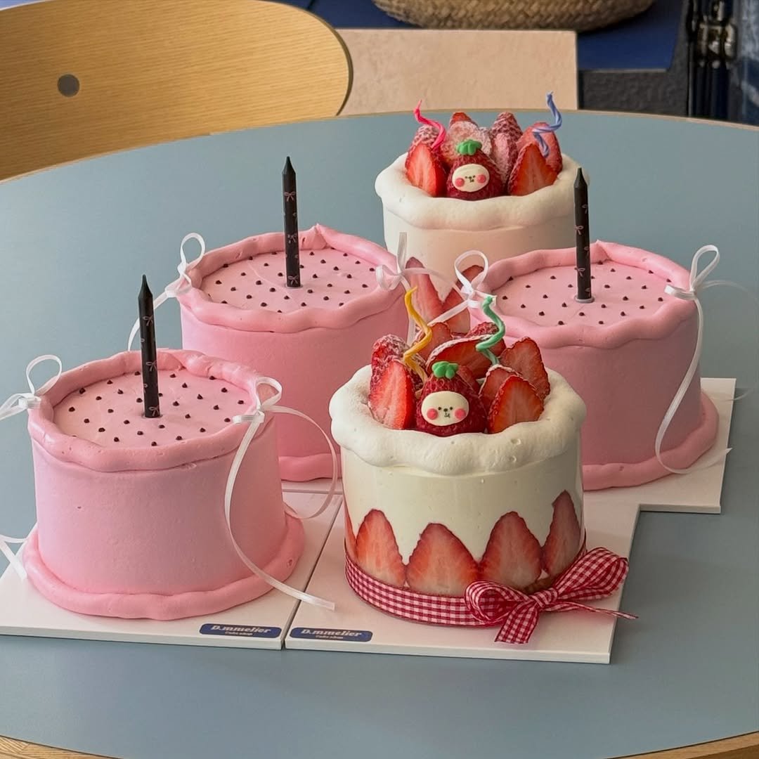 Photo by 수원 행궁동 케이크 디믈리에 in 행궁동. May be an image of cake, strawberry, candle, fruitcake and text.