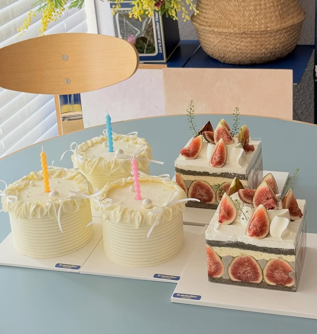 Photo by 수원 행궁동 케이크 디믈리에 on September 28, 2025. May be an image of fig, chiffon cake, fruitcake, candle and text.