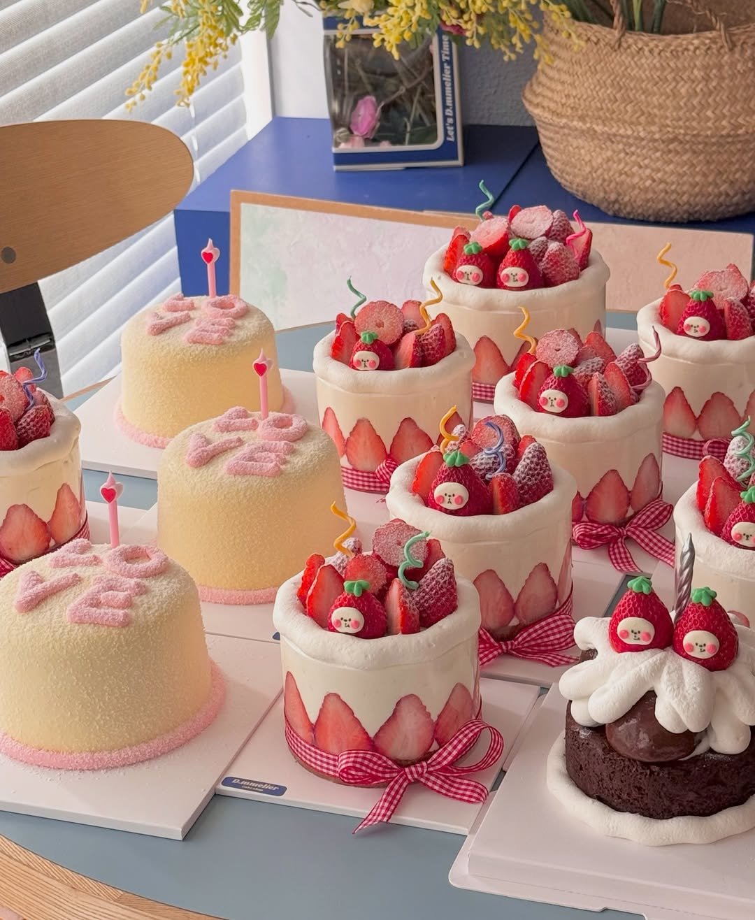 Photo by 수원 행궁동 케이크 디믈리에 on February 21, 2026. May be an image of strawberry, chiffon cake, fruitcake and text.