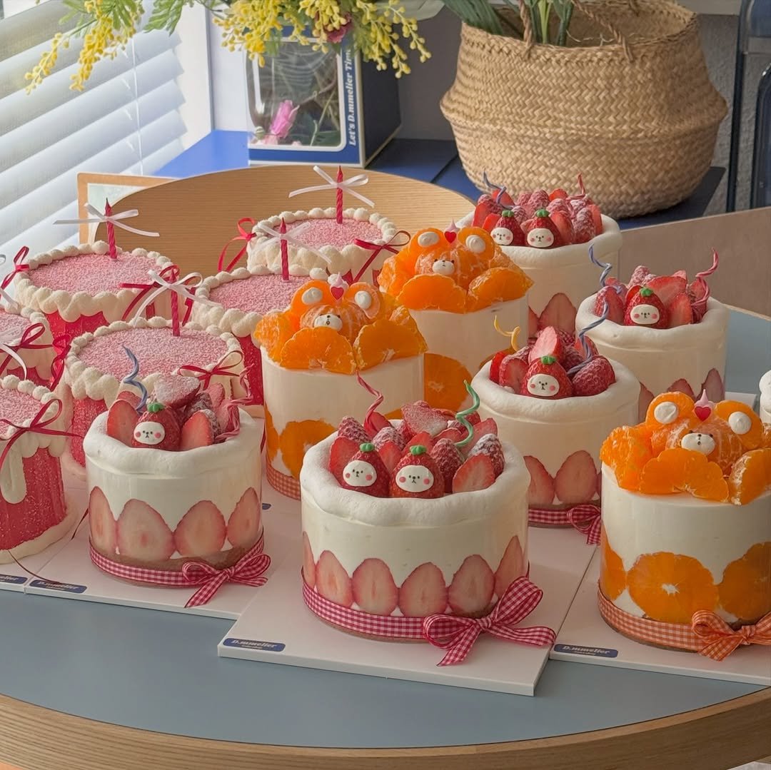 Photo by 수원 행궁동 케이크 디믈리에 on December 26, 2025. May be an image of strawberry, chiffon cake, fruitcake and text.