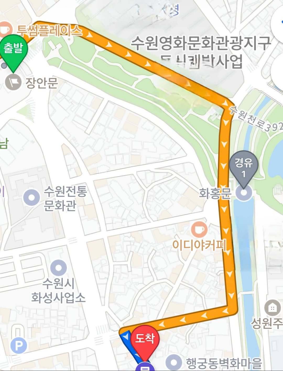 Photo by 수원 행궁동 케이크 디믈리에 in Suwon. May be an image of map, outdoors and text that says '투썸플레이스 출발 장안문 수원영화문화관광지구 G 니래박사업 남 수원천로39 수원전통 문화관 경유 1 화홍문 이디야커피 수원시 화성사업소 网网 P 도착 성원주 행궁동벽화마을'.