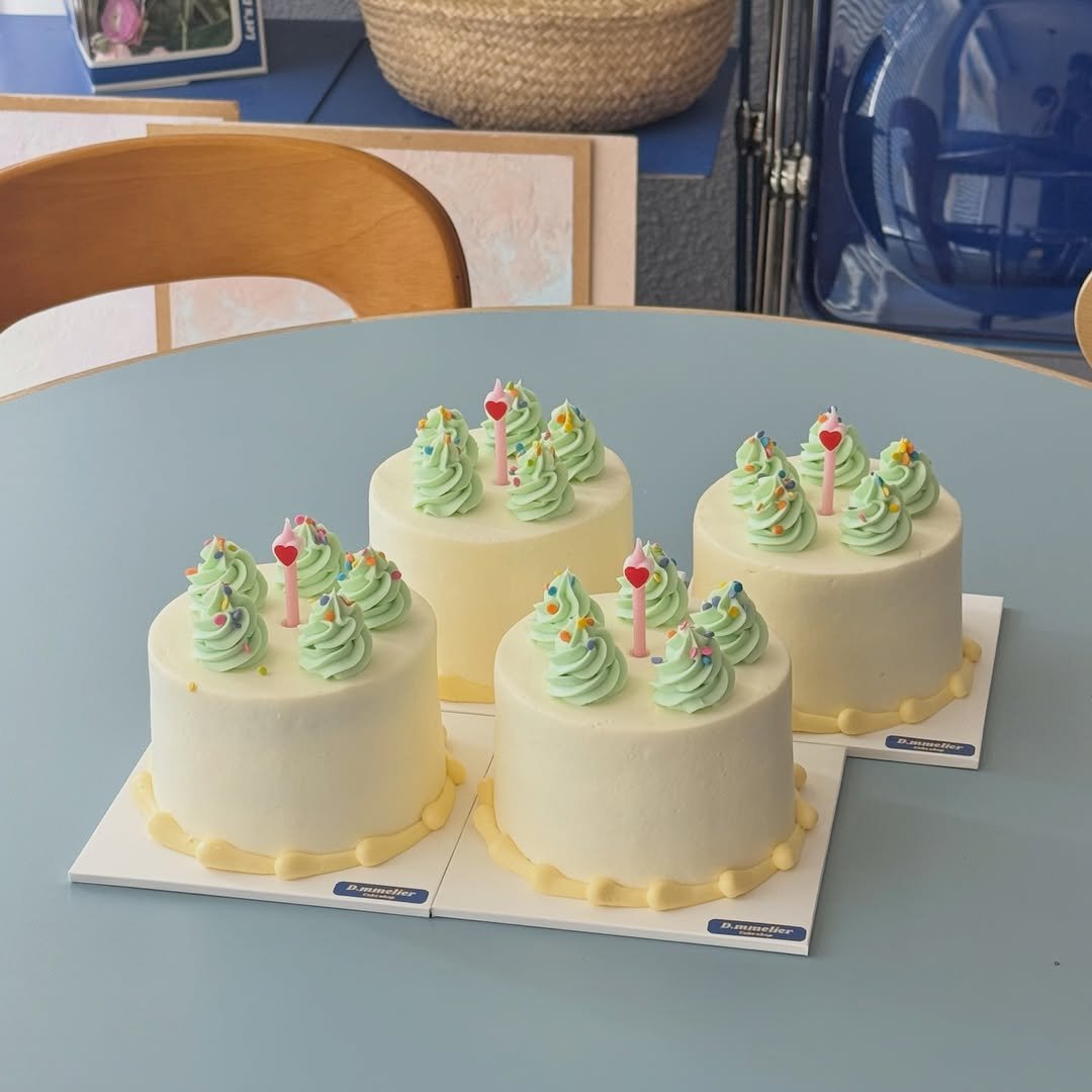 Photo by 수원 행궁동 케이크 디믈리에 on April 22, 2026. May be an image of cake, whipped cream and text.